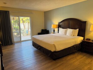 Habitación individual, acceso a la alberca | Decoración personalizada, muebles diferentes y escritorio 