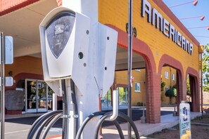 Electric vehicle charging station