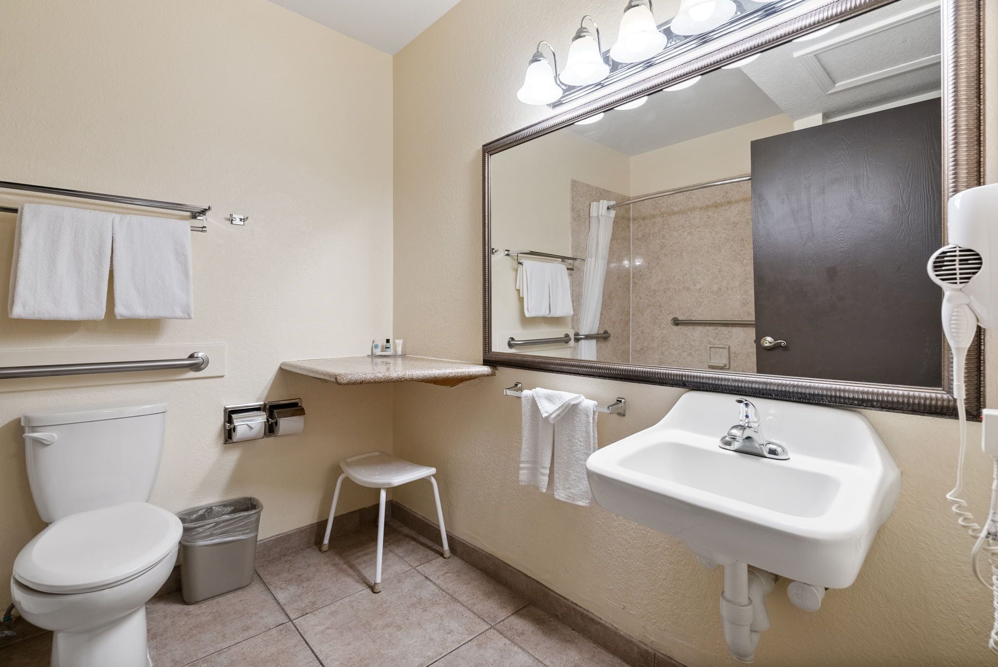 single room, accessible | 1 bedroom, individually decorated, individually furnished, desk