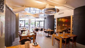 Daily full breakfast (AUD 23 per person)