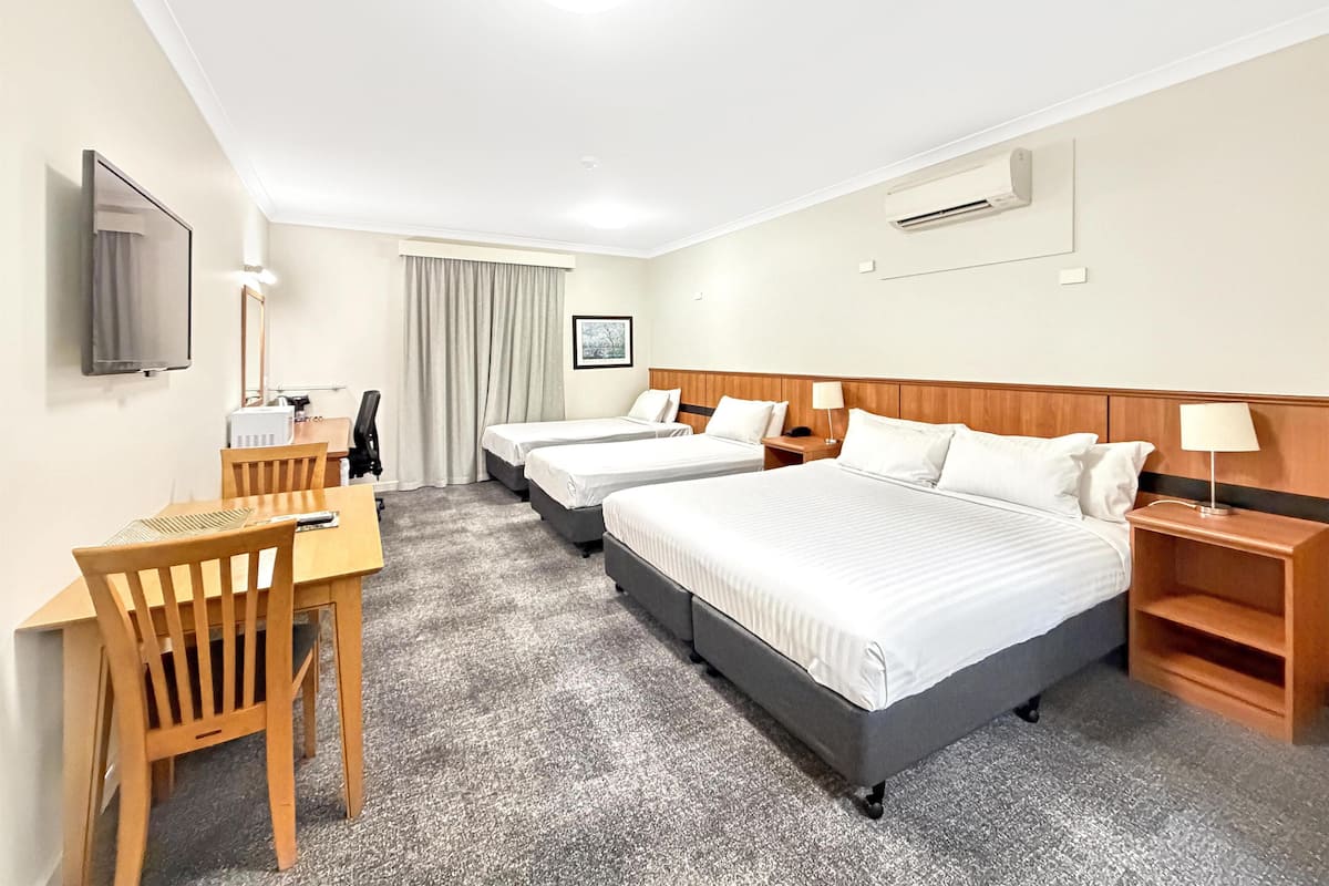 プレミアム ルーム ベッド (複数台) (Superior) | 高級寝具、デスク、アイロン / アイロン台、WiFi (無料)