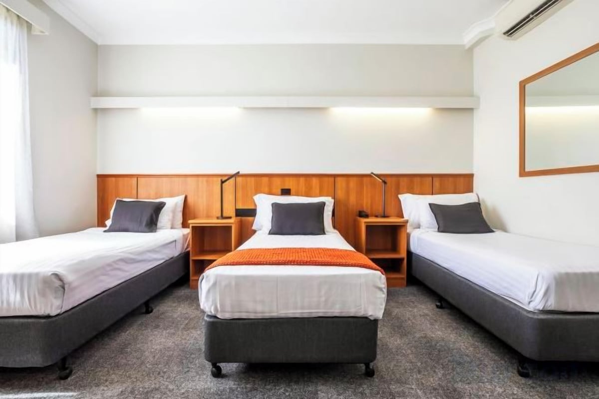 Ropa de cama de alta calidad y tabla de planchar con plancha 