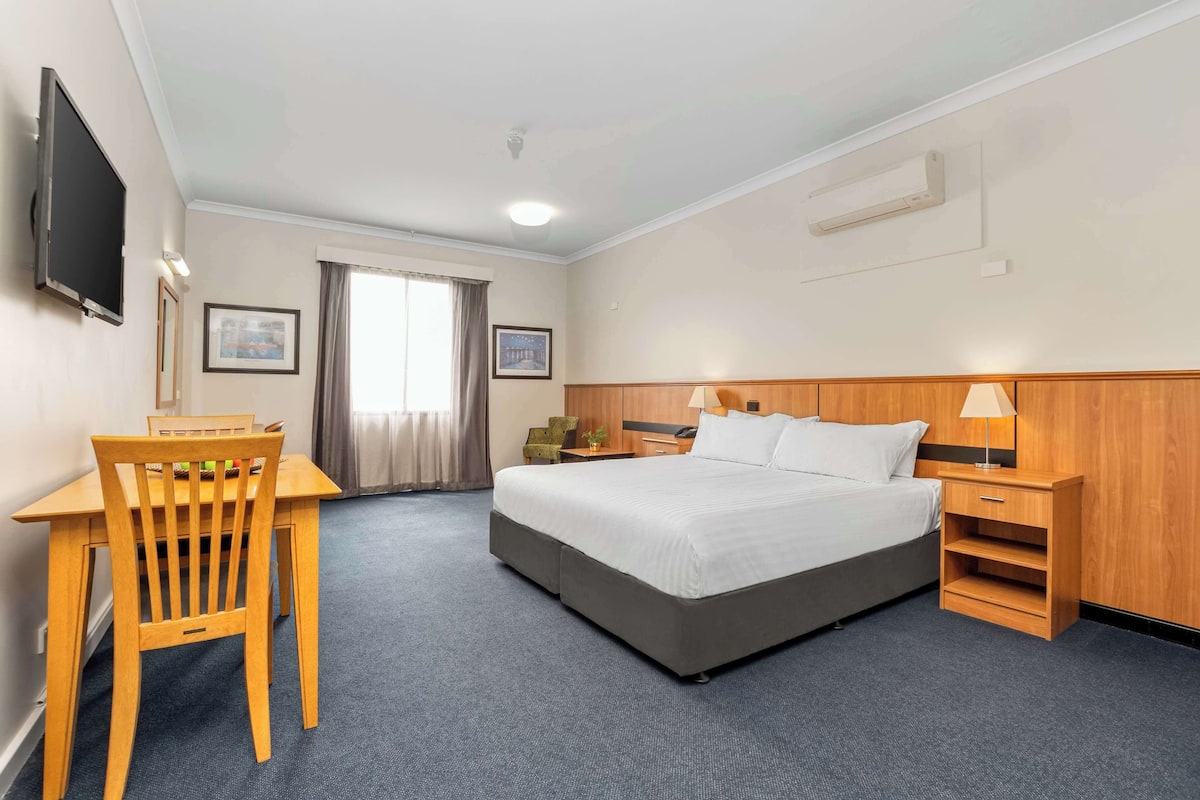 Habitación Premium, 1 cama King size (Superior) | Ropa de cama de alta calidad y escritorio