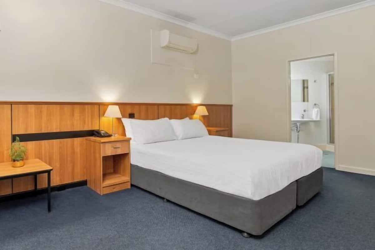 Premium bedding, desk, iron/ironing board, free WiFi