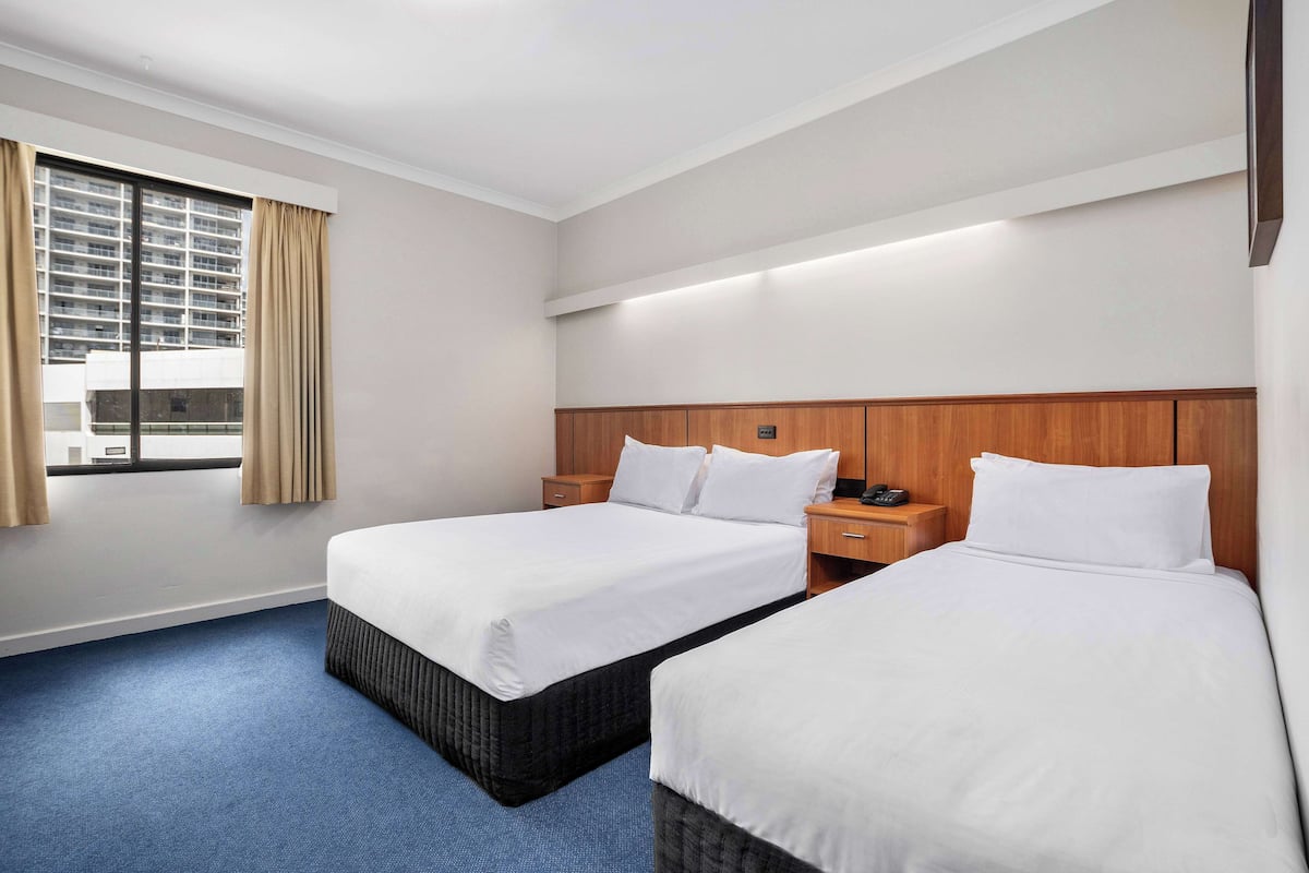 Habitación estándar, varias camas | Ropa de cama de alta calidad y escritorio