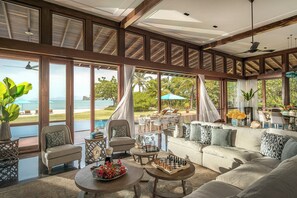 Vila, 3 quartos, acesso à piscina (Imperial Beach) | Área de estar | TV de tela plana 42 polegadas com canais via satélite, TV, DVD player