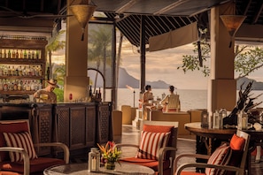 Cocktail bar, beach views, open daily - Four Seasons Resort Langkawi (Langkawi)