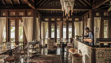 3 restaurants, breakfast, lunch, dinner served; international cuisine