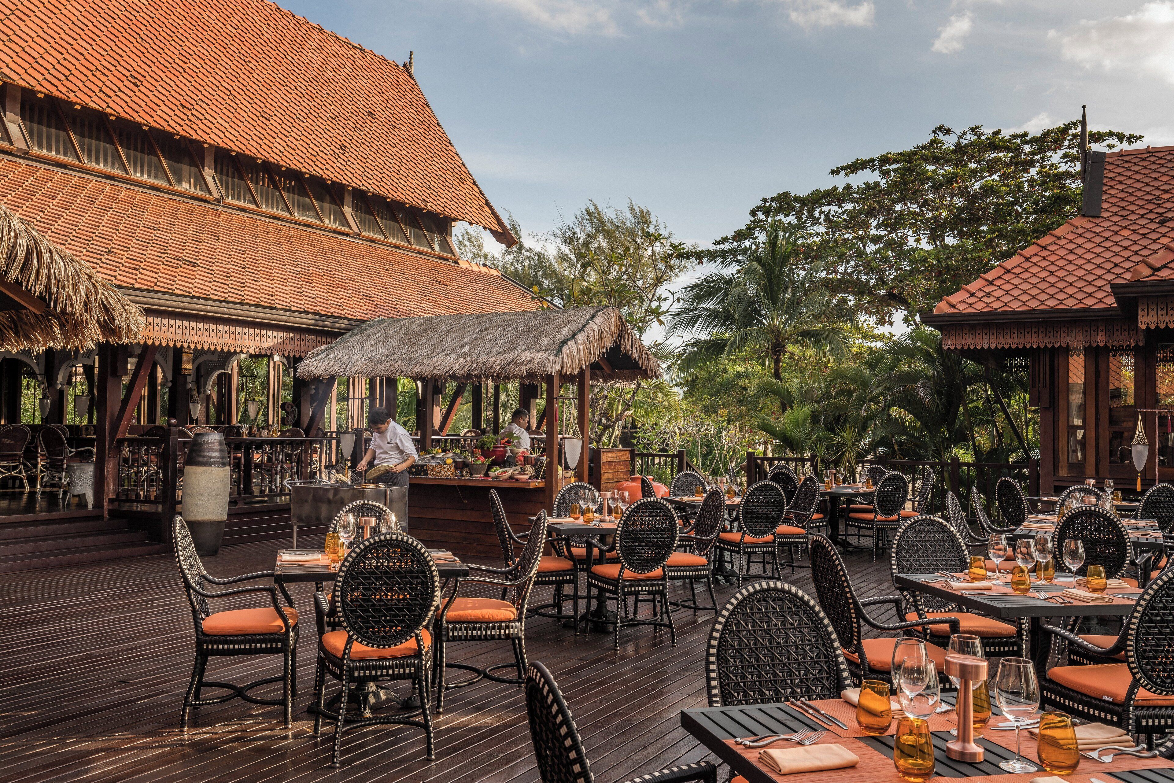 3 restaurants, breakfast, lunch, dinner served; international cuisine 