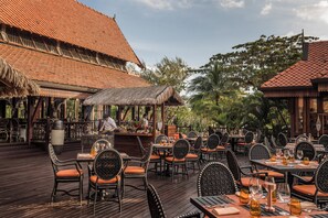 3 restaurants, breakfast, lunch, dinner served; international cuisine 