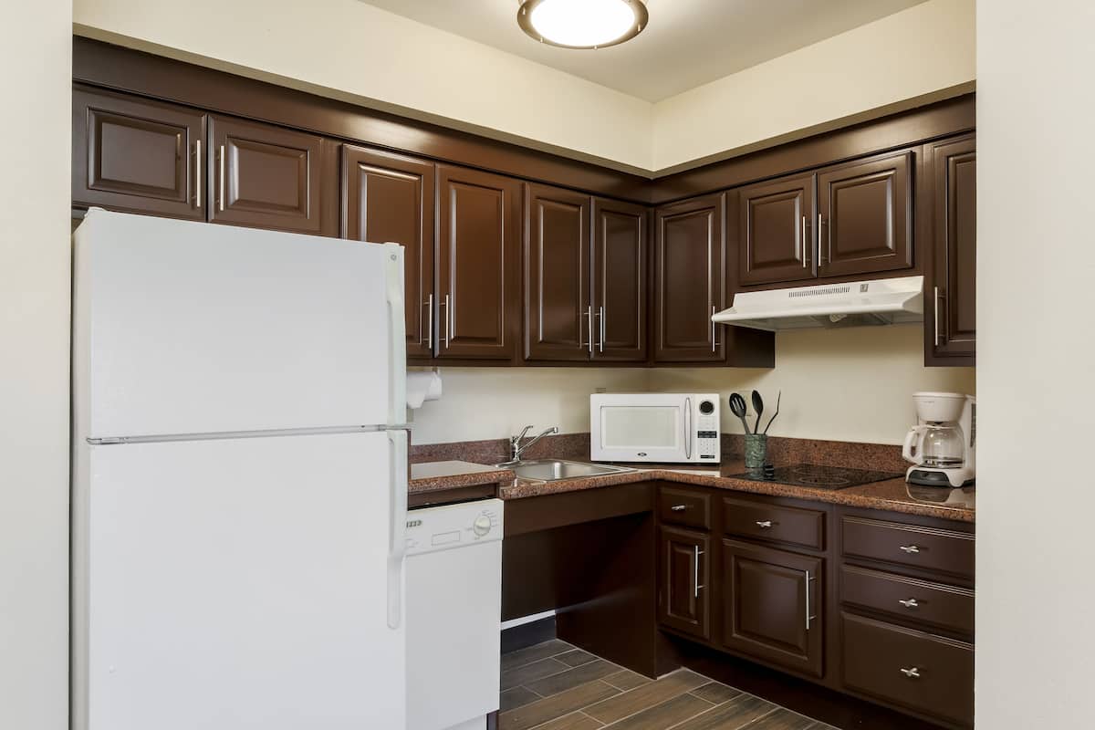 Coffee/tea maker, full-size fridge, microwave, stovetop