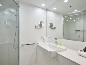 One Bedroom Ocean View Superior Apartment | Bathroom | Shower, hair dryer, towels - Maldives Resort (Main Beach)