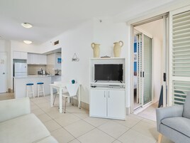 Apartamento, 1 habitación, vistas al mar | Zona de estar | Televisión de pantalla plana de 32 pulgadas con canales por cable