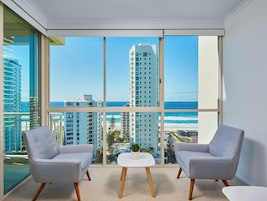 Apartamento superior, 1 habitación, vistas al mar | Zona de estar | Televisión de pantalla plana de 32 pulgadas con canales por cable