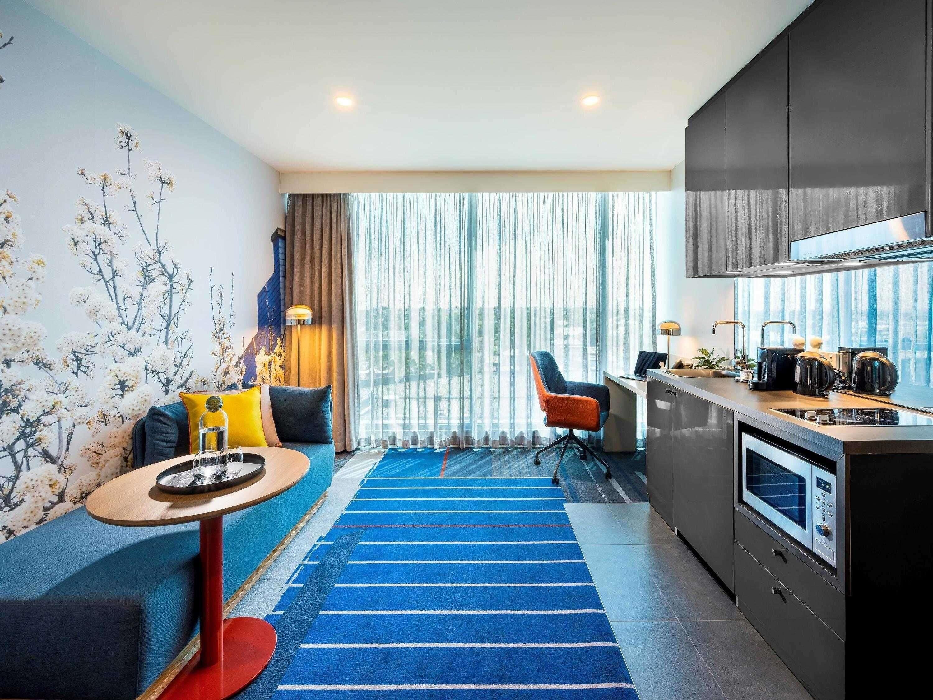 Studio, 1 King Bed, Kitchenette | In-room safe, desk, laptop workspace, soundproofing