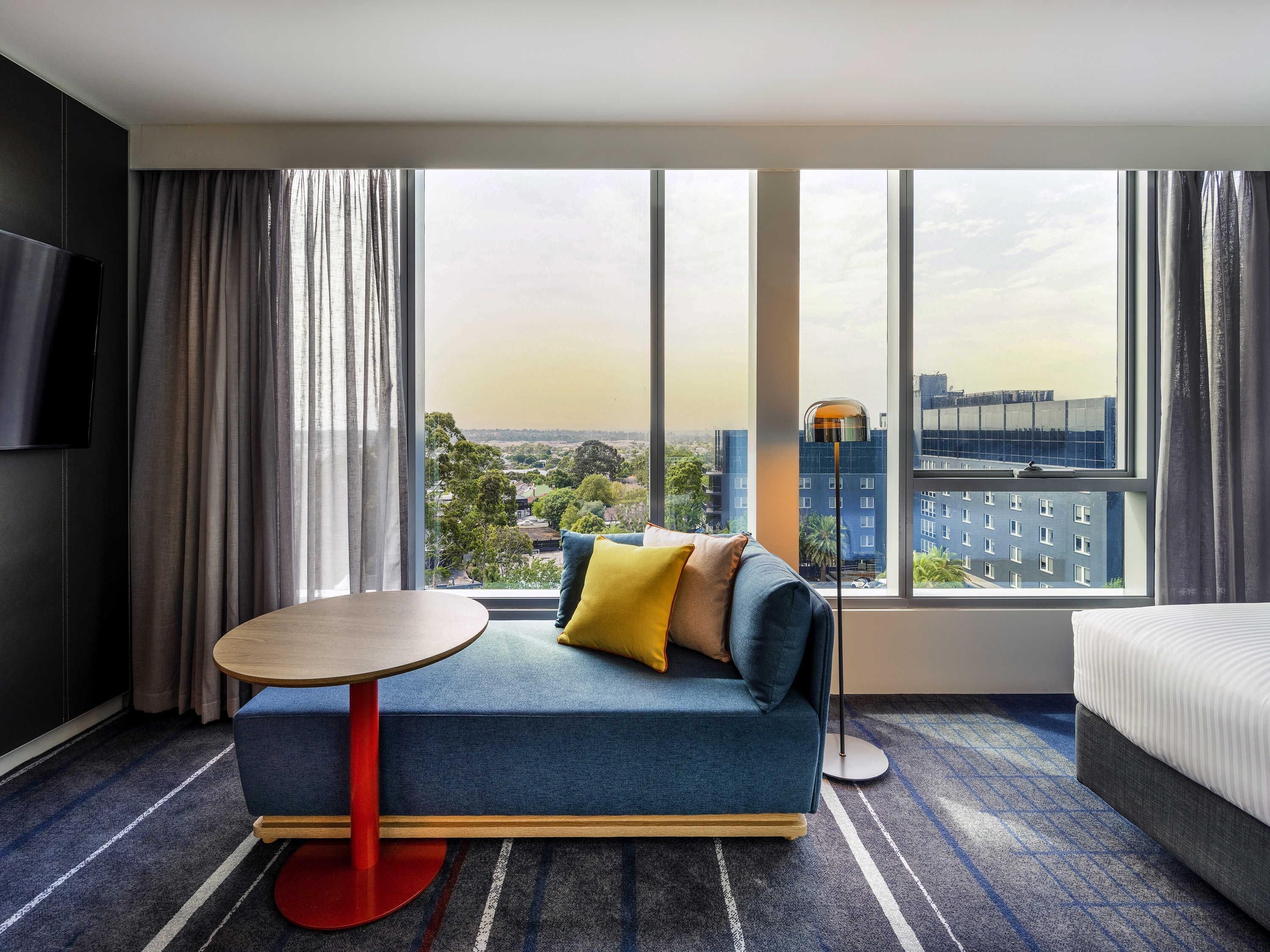 Caja de seguridad en la habitación y escritorio 