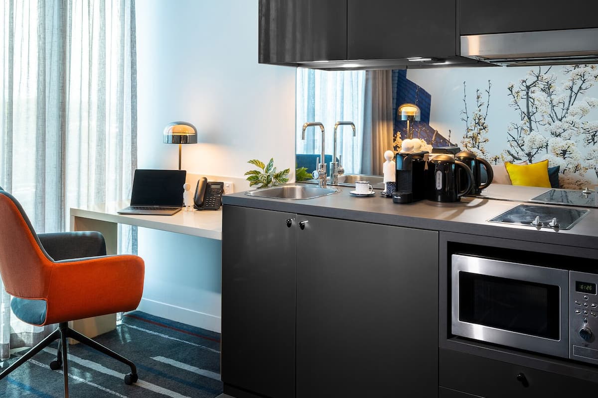 Studio, 1 King Bed, Kitchenette