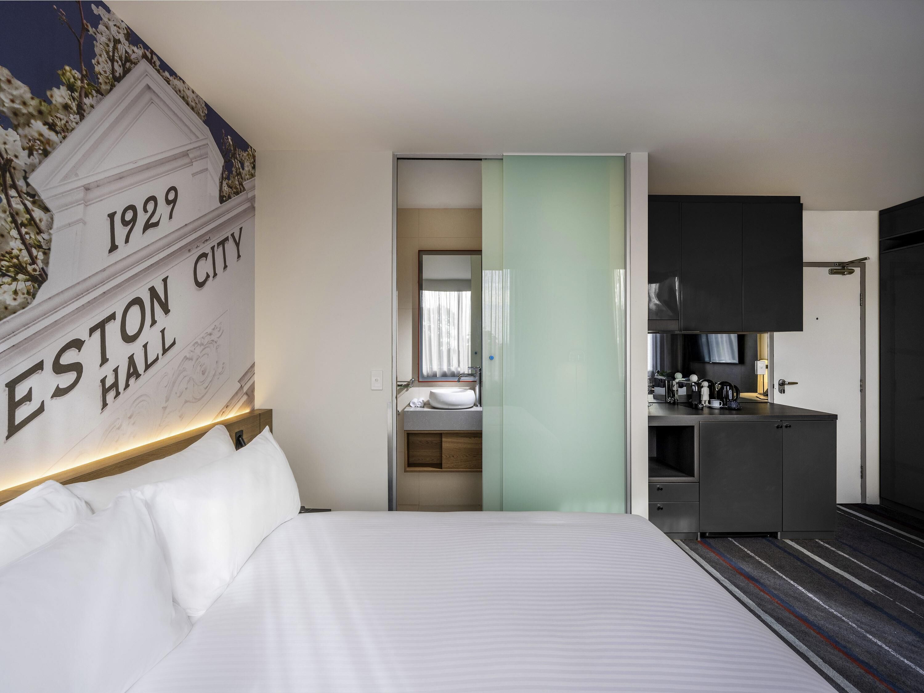 Een kluis op de kamer, een bureau, een laptopwerkplek