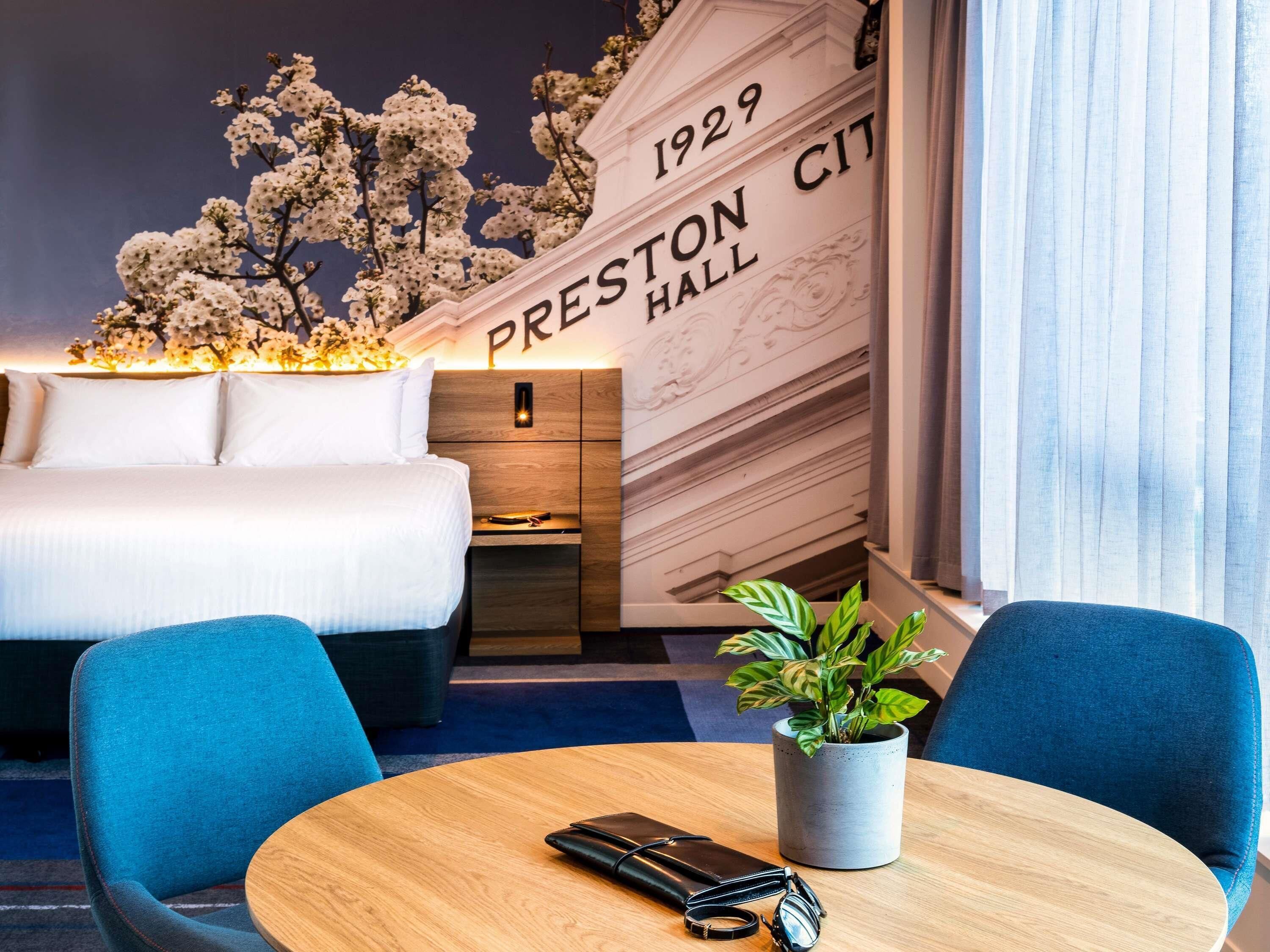 Executive Suite, 1 King Bed | In-room safe, desk, laptop workspace, soundproofing