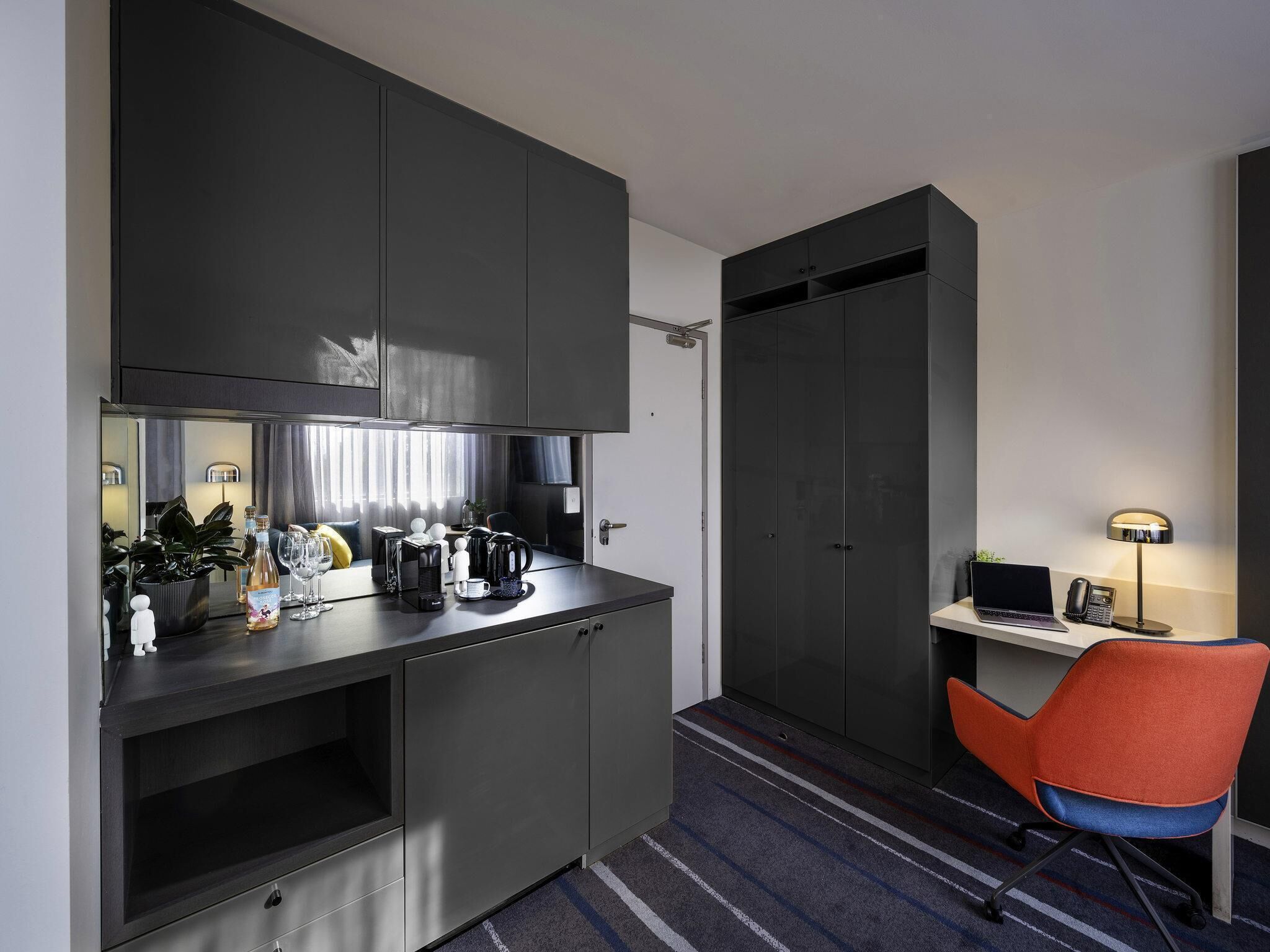 Habitación superior, 1 cama de matrimonio | Caja fuerte, escritorio, espacio para trabajar con un portátil