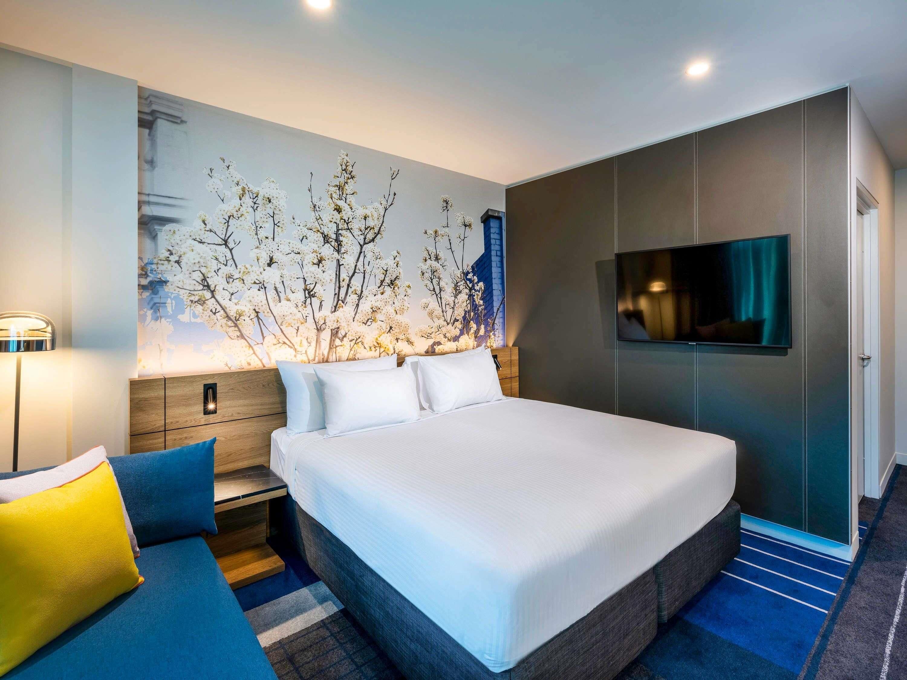 Deluxe Room, 1 Queen Bed | In-room safe, desk, laptop workspace, soundproofing