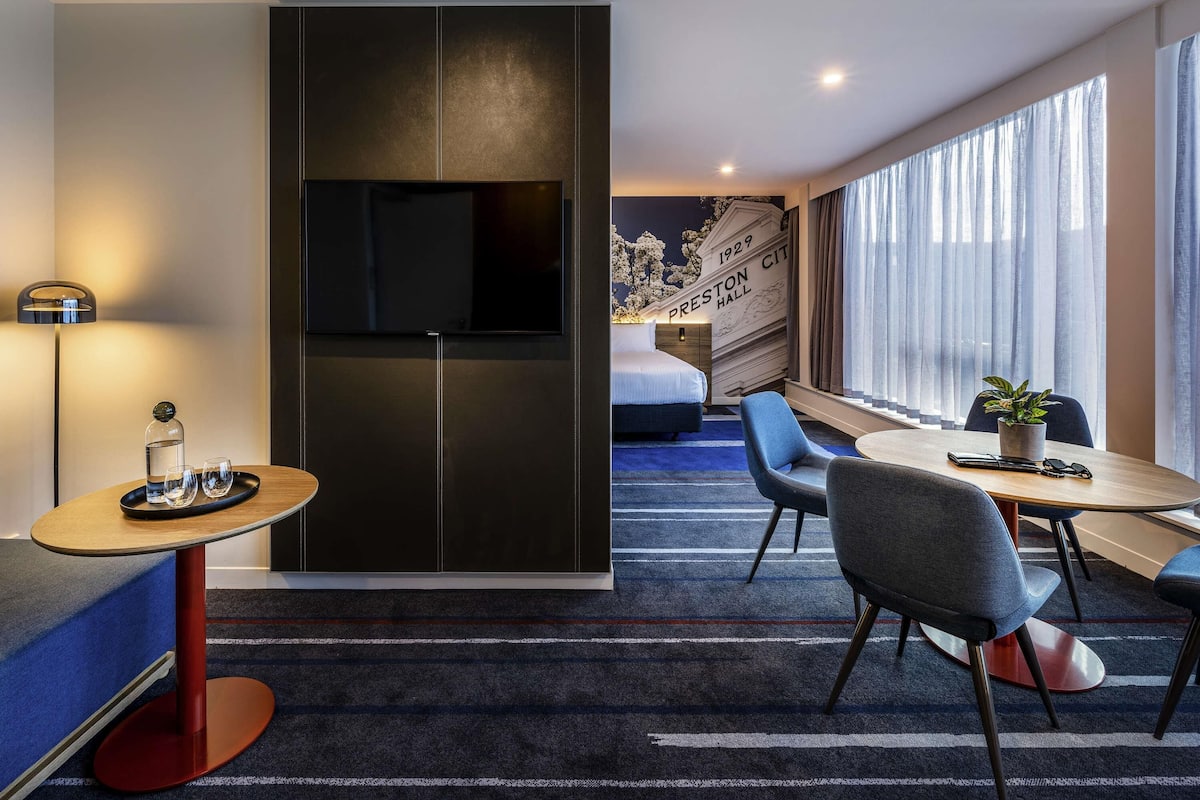 In-room safe, desk, laptop workspace, soundproofing
