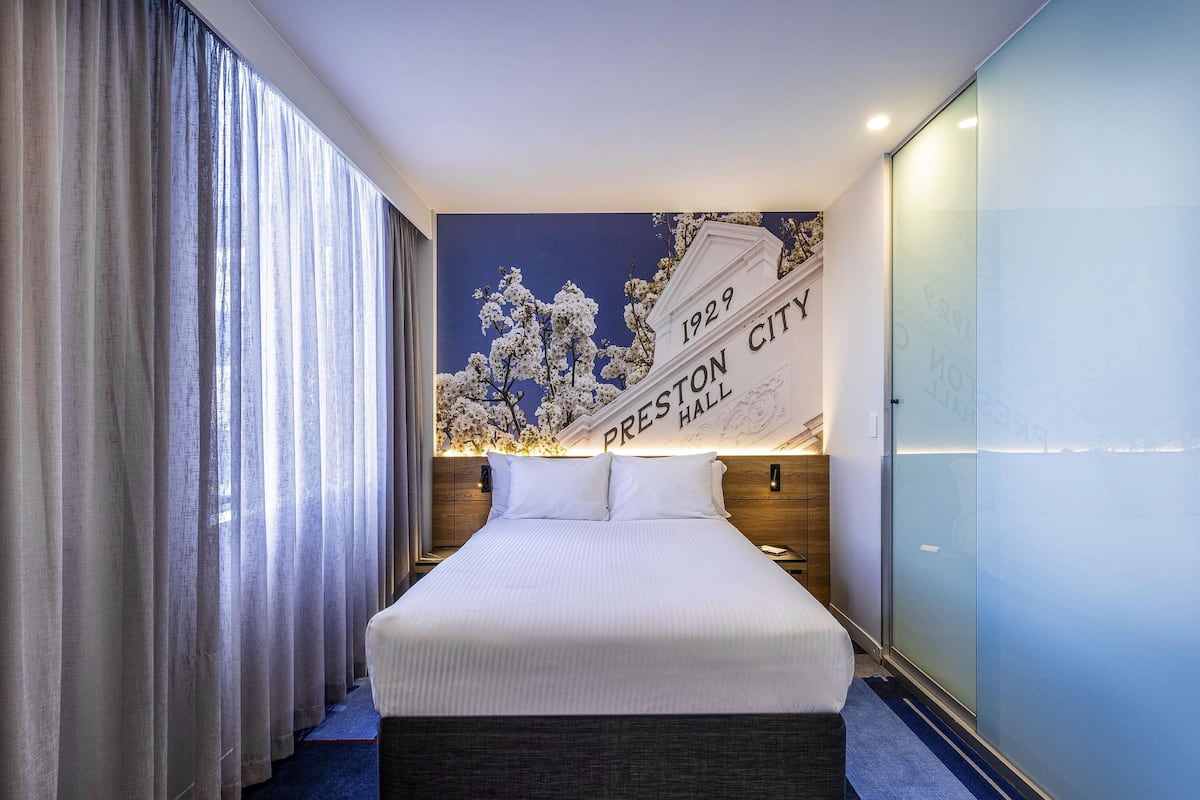 In-room safe, desk, laptop workspace, soundproofing