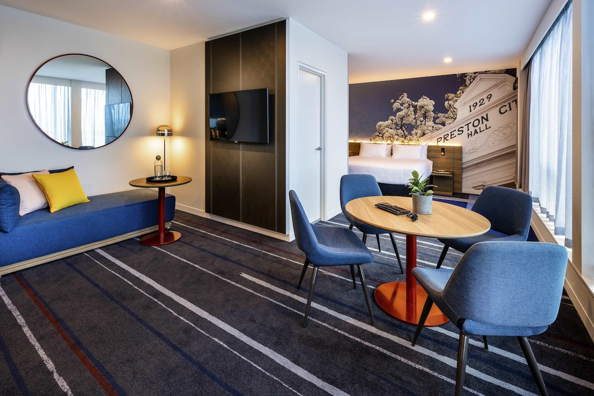 Suite – deluxe, 1 kingsize-seng | Safe på rommet, skrivebord, skrivebord for bærbar PC og lydisolert