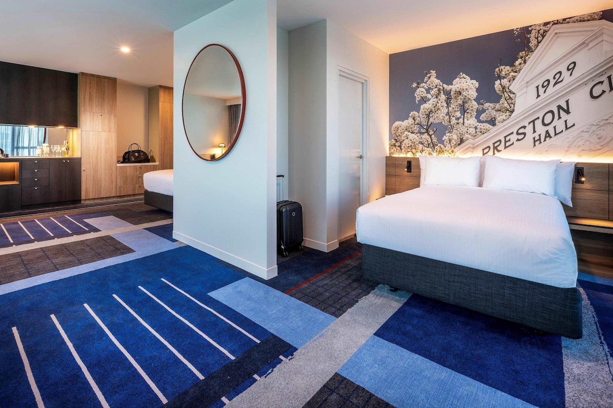 In-room safe, desk, laptop workspace, soundproofing