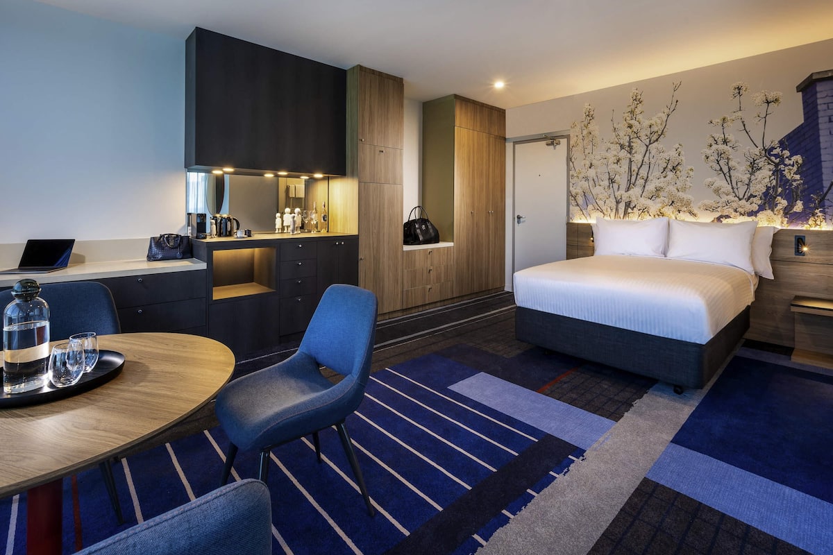 Executive-sviitti, 1 suuri parisänky | Tallelokero huoneessa, työpöytä