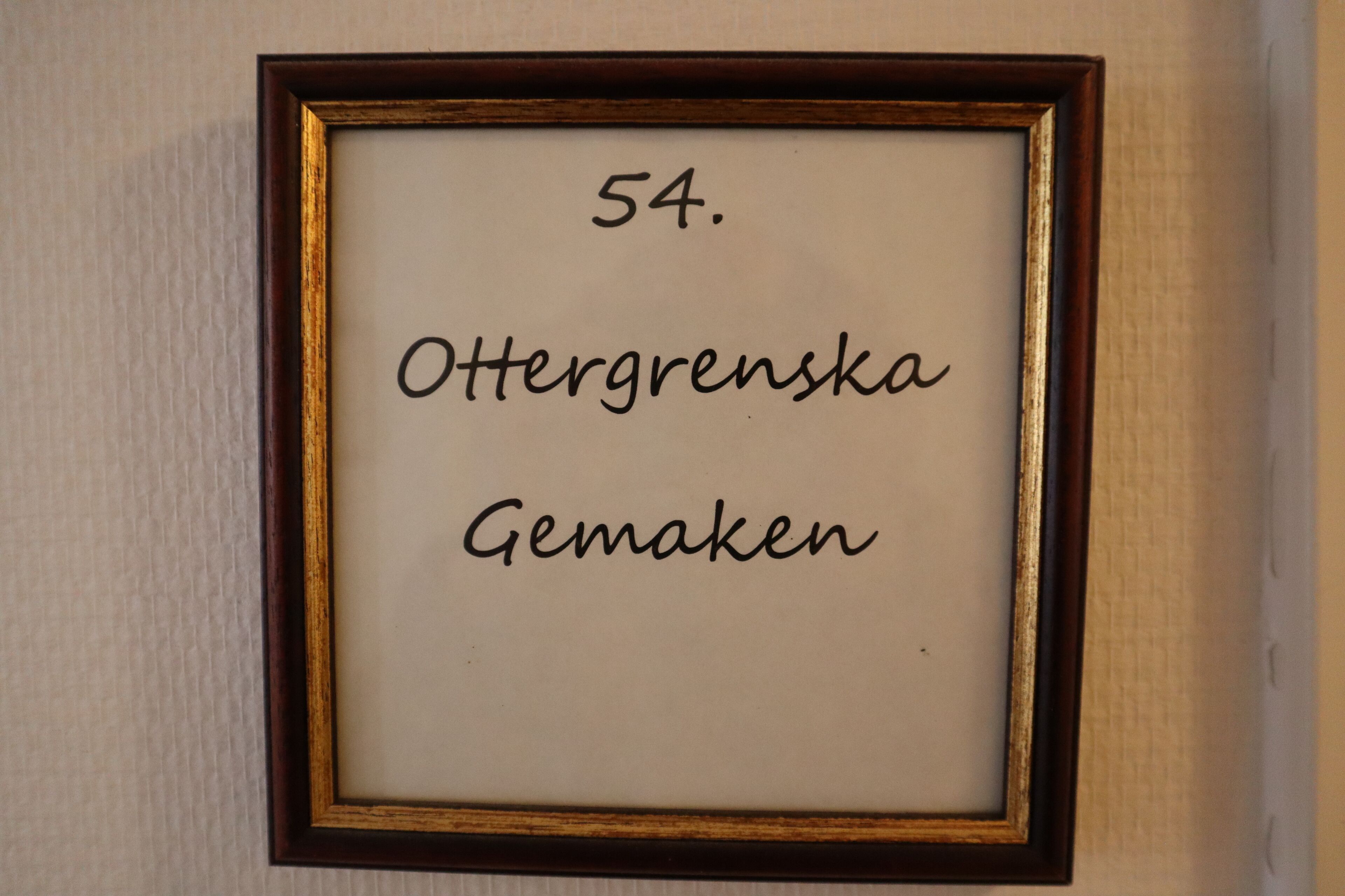 En inramad skylt med texten: ”54. Ottergrenska Gemaken.”