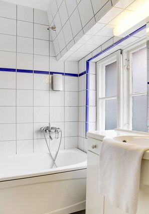 Family Room (2 adults / 2 Children) | Bathroom - Anno 1793 Sekelgården Hotel (Ystad)