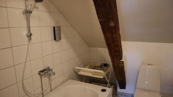 Un baño con bañera, ducha e inodoro.