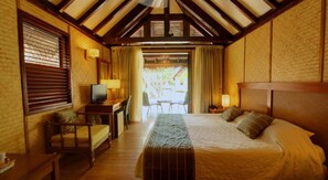 ميني بار وخزنة داخل الغرفة ومكتب وستائر تعتيم