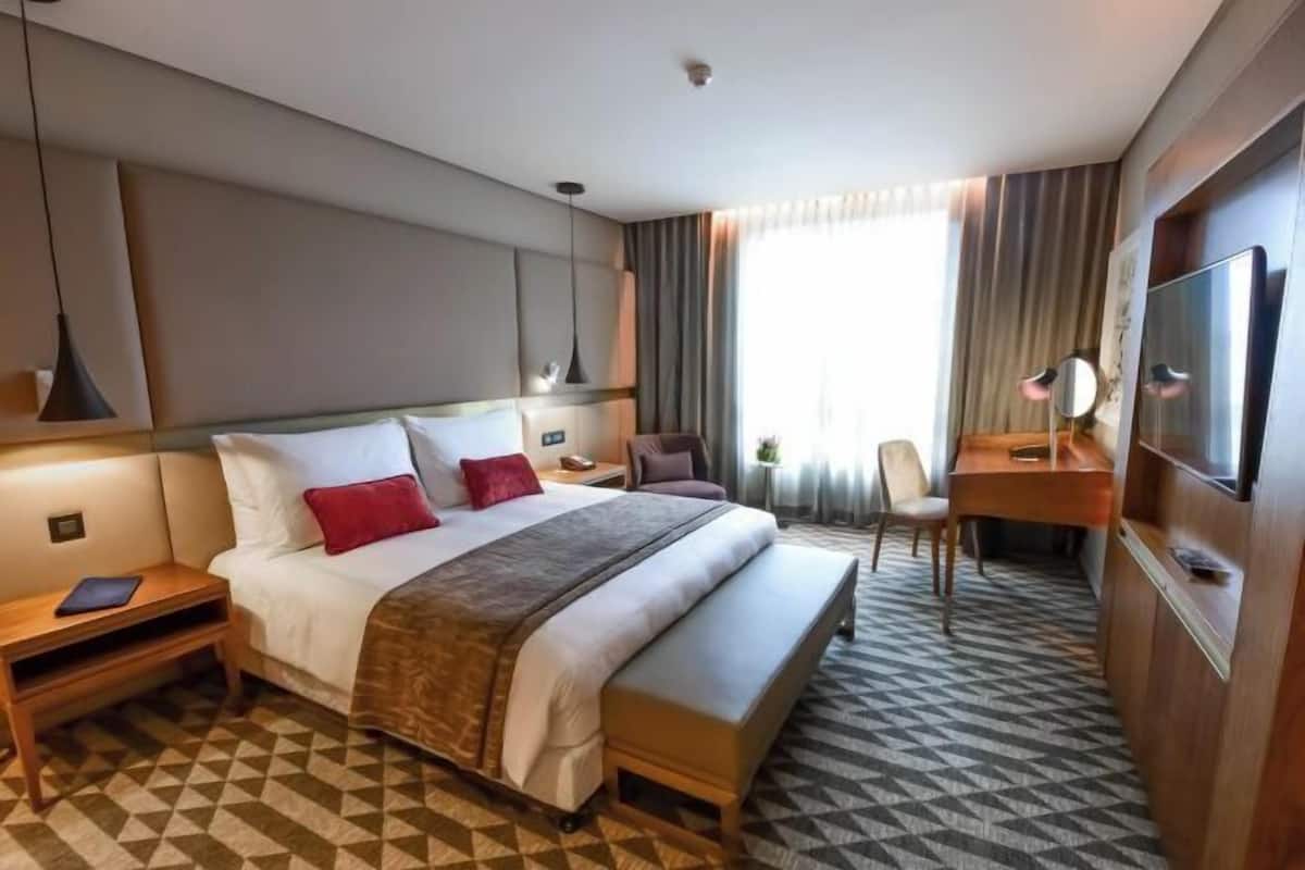 1 bedroom, premium bedding, minibar, in-room safe