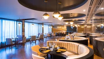 3 restaurantes; se sirven desayunos, comidas y cenas