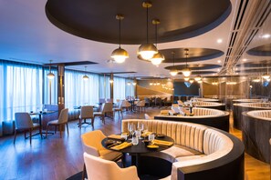 3 restoran; melayani sarapan, makan siang, dan makan malam