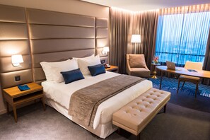 Sengetøy av topp kvalitet, minibar, safe på rommet og skrivebord