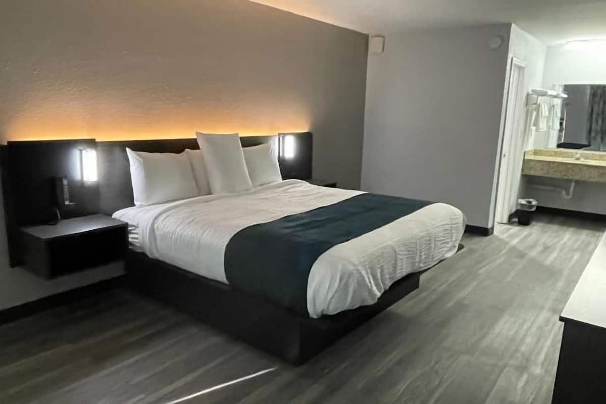 Escritorio, espacio para trabajar con laptop y cortinas blackout