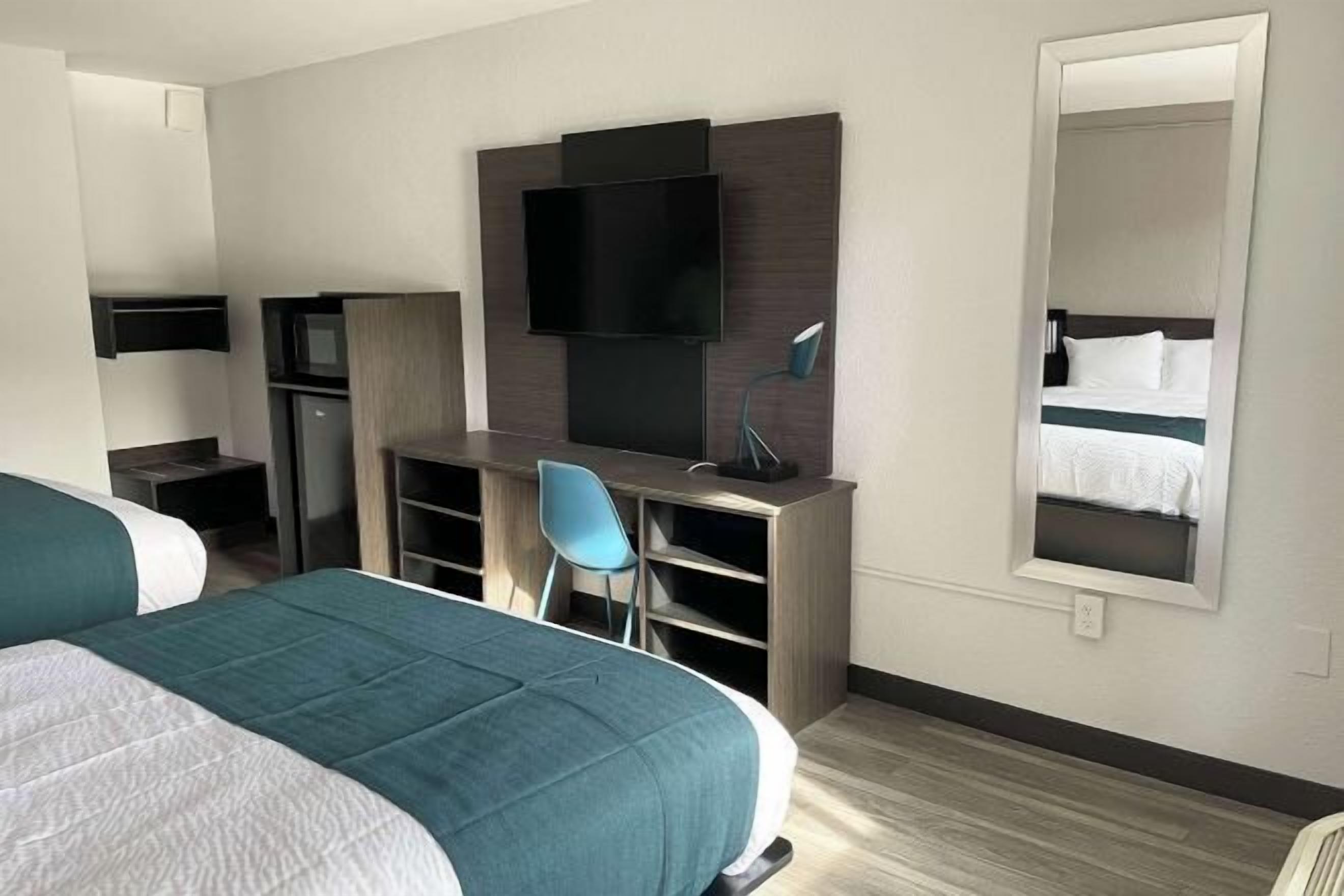 Een bureau, een laptopwerkplek, verduisterende gordijnen, gratis wifi