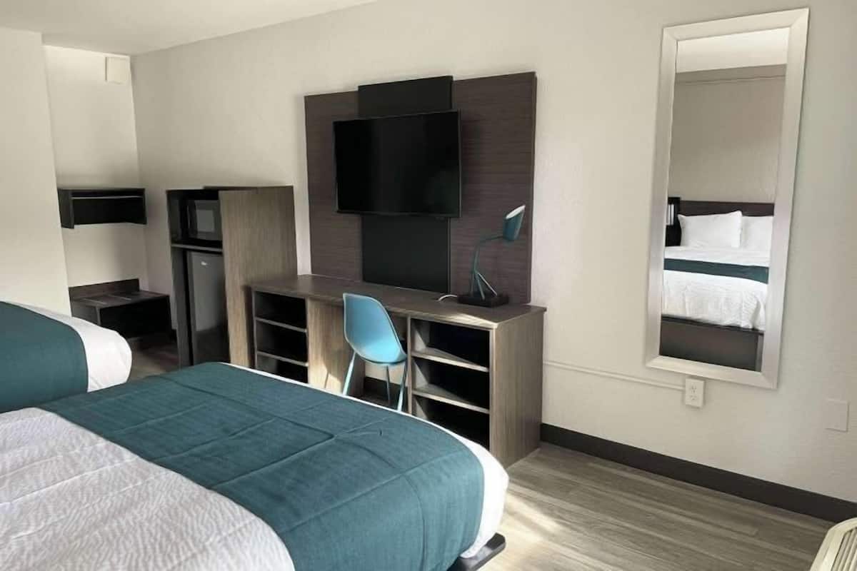 Escritorio, espacio para trabajar con laptop y cortinas blackout