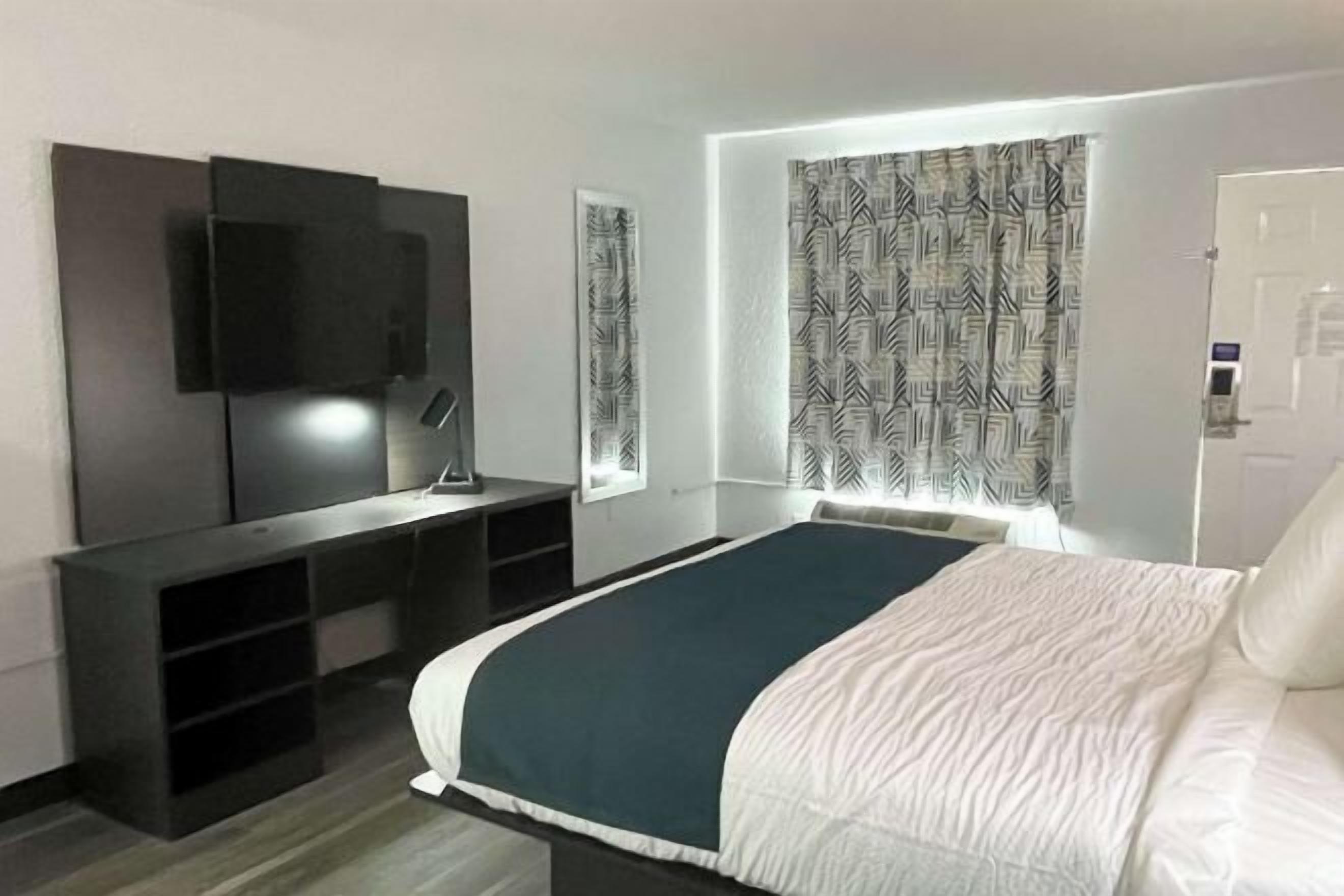 Een bureau, een laptopwerkplek, verduisterende gordijnen, gratis wifi