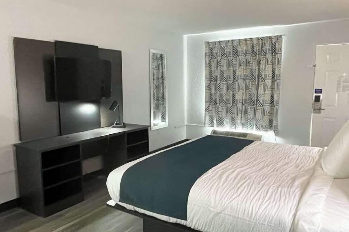 Escritorio, espacio para trabajar con laptop y cortinas blackout