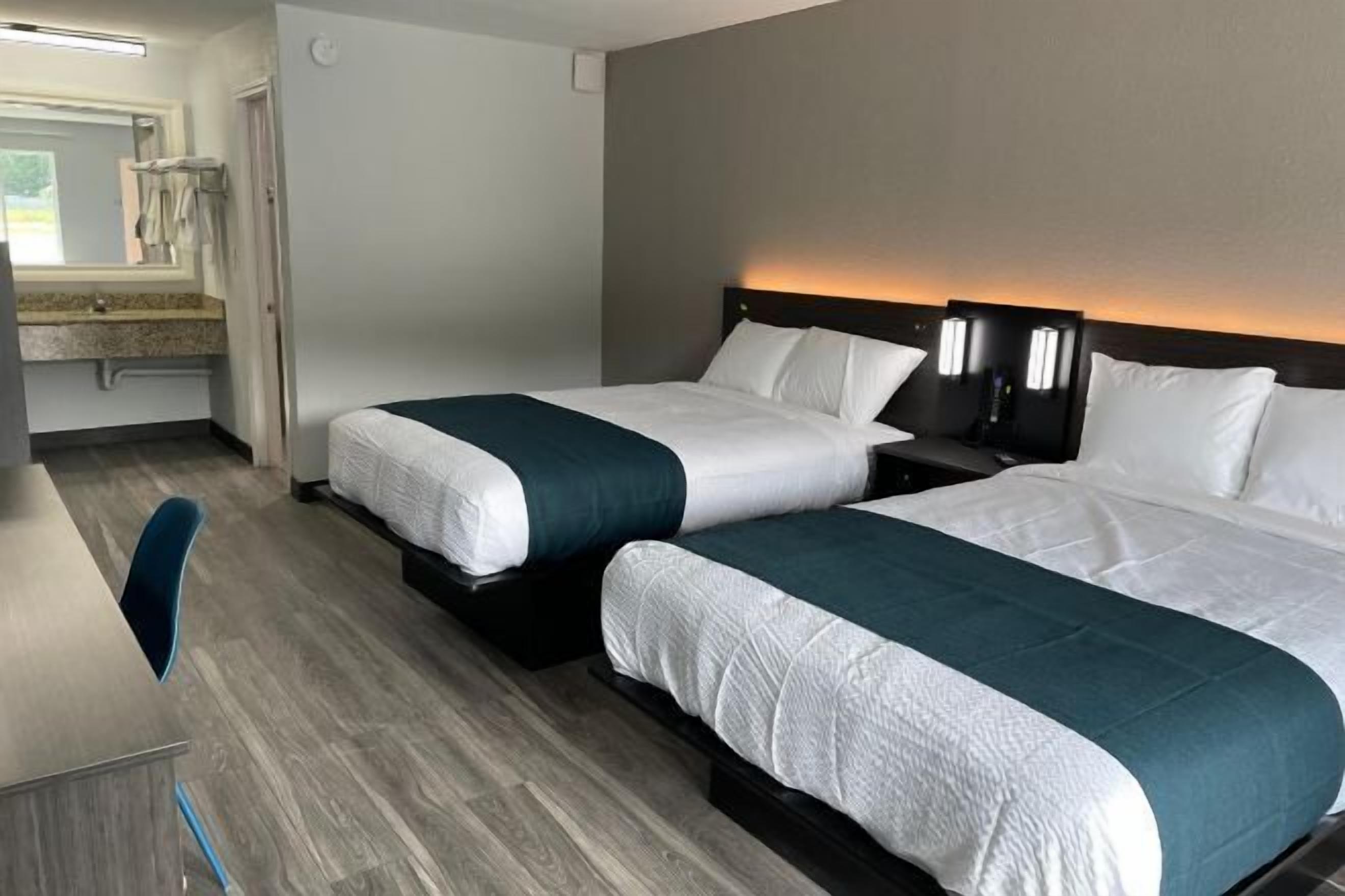 Een bureau, een laptopwerkplek, verduisterende gordijnen, gratis wifi