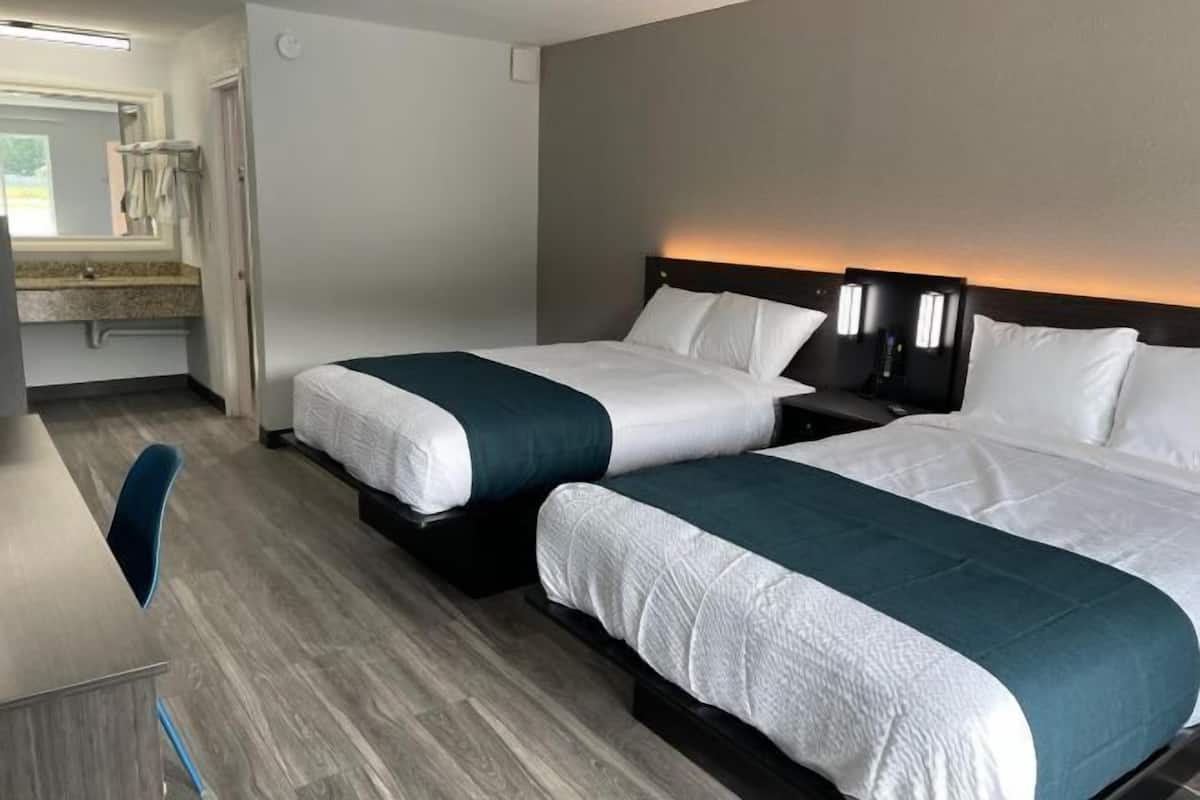 Escritorio, espacio para trabajar con laptop y cortinas blackout