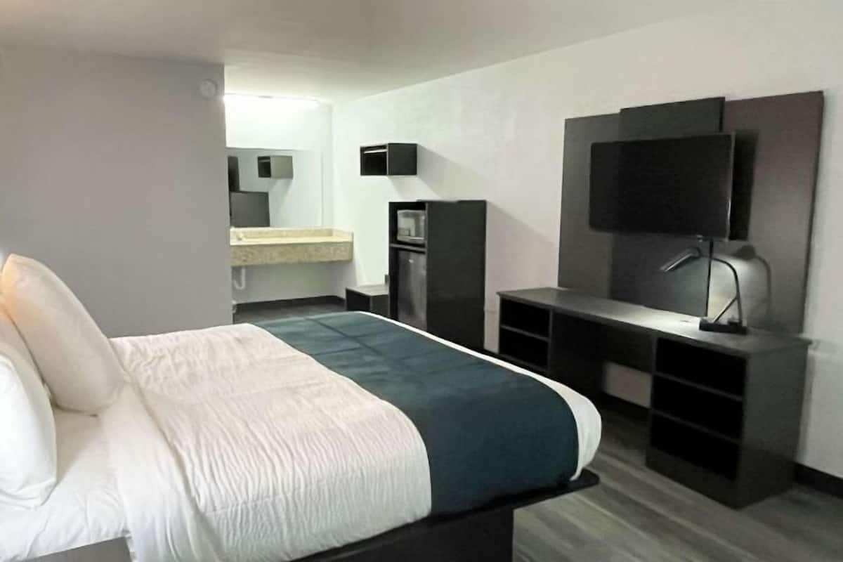 Escritorio, espacio para trabajar con laptop y cortinas blackout