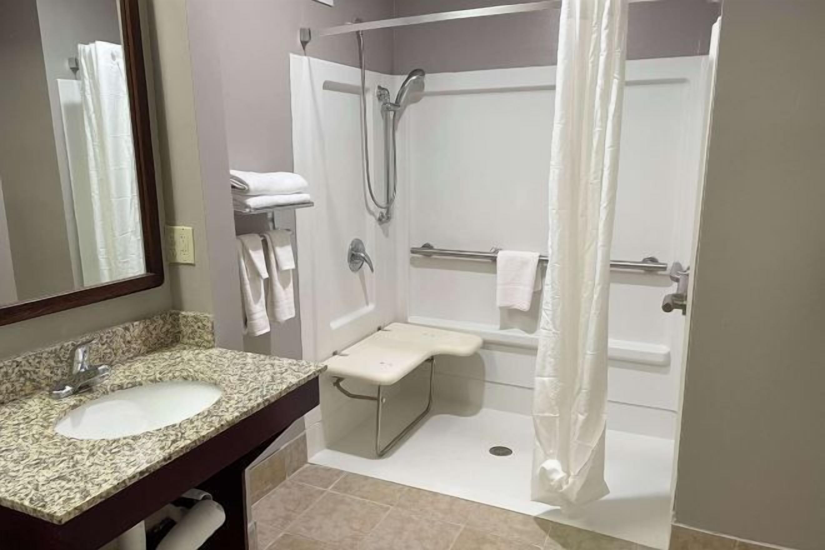 Een bad/douchecombinatie, gratis toiletartikelen, handdoeken