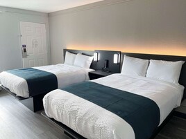 Escritorio, espacio para trabajar con laptop y cortinas blackout 