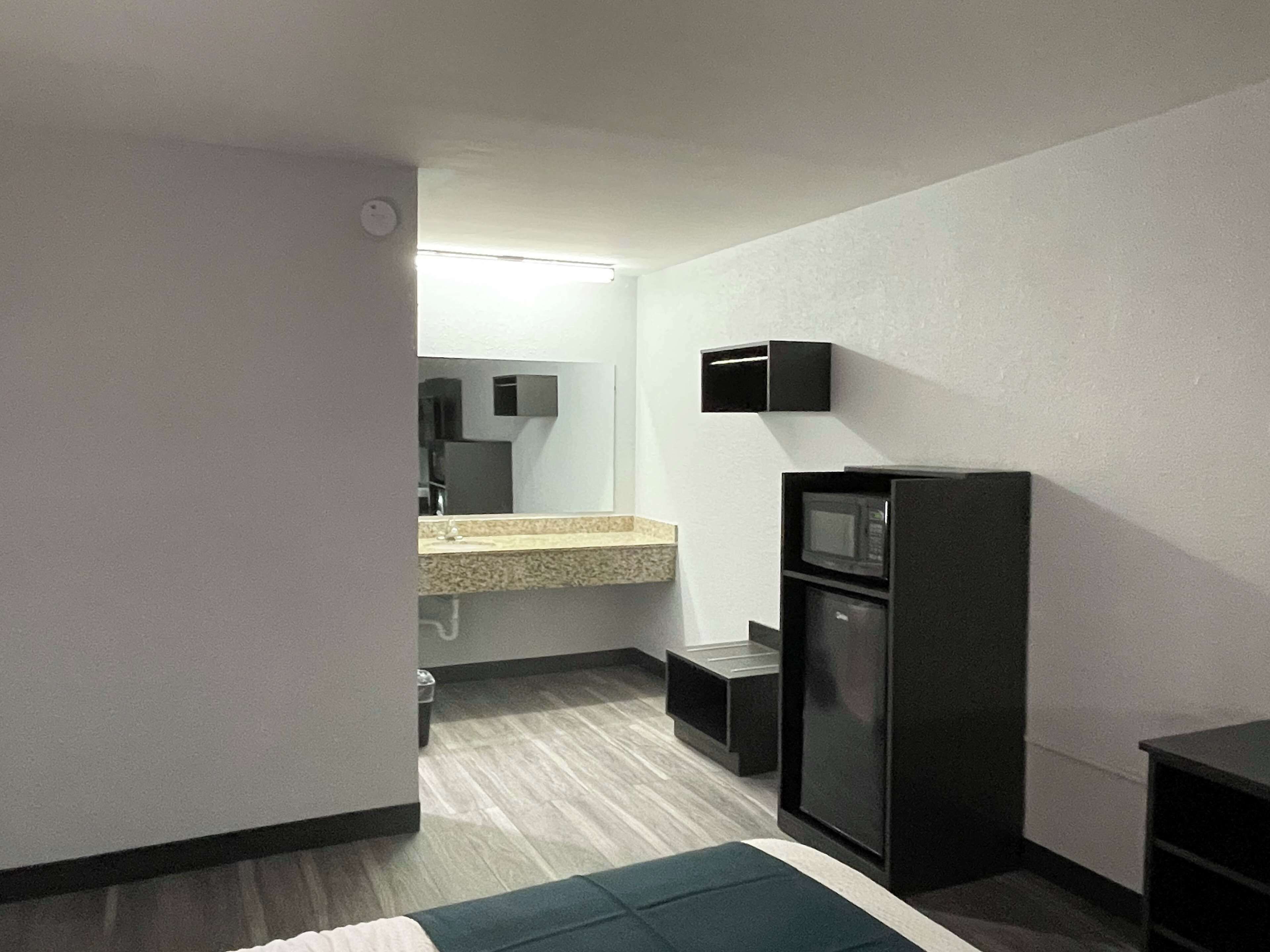 Peti sejuk, ketuhar gelombang mikro, pembancuh kopi/teh 