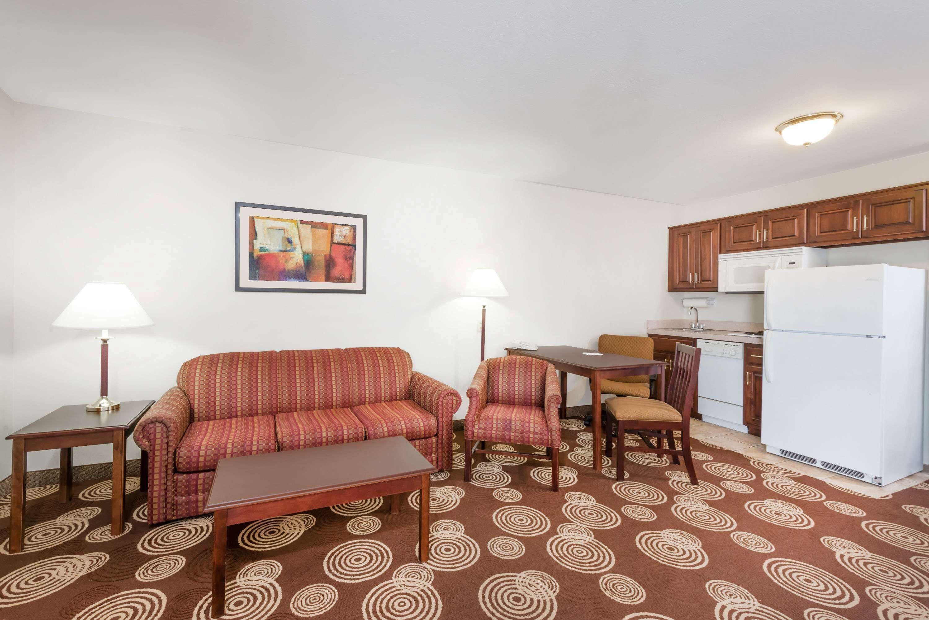 suite, 1 queen bed, non smoking | desk, laptop workspace, iron/ironing board, free wifi